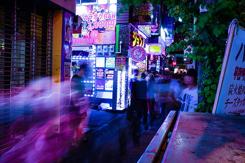 lapso de tiempo foto, gente, para caminar, tomado, Noche, ropa, movimiento, camino, edificios, calle, escena urbana, luz de neón, Asia, vida en la ciudad, iluminado, movimiento borroso, neón, calle de la ciudad, ciudad, arquitectura, exterior del edificio, estructura construida, gente real, grupo de personas, transporte, estilos de vida, hombres, gran grupo de personas, texto, comunicación, al aire libre, la vida nocturna, 4K, CC0, dominio público, libre de derechos