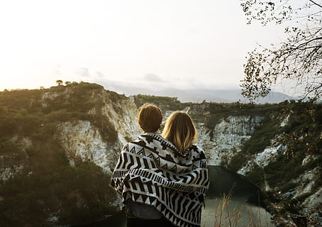 uomo, donna, di fronte, montagna, giorno, avventura, zaino, zaino in spalla, backpacking, coperta, campeggio, casuale, abbracciando, godere, foresta, dom, amici, amicizia, ragazza, erba, vacanza, viaggio, gioioso, signora, lago, paesaggio, tempo libero, natura, all'aperto, piante, relazione, romantico, sorriso, sorridere, insieme, solidarieta, turismo, turista, viaggiatore, albero, Due, unità, caldo, acqua, fine settimana, due persone, bonding, amore, coppia - relazione, retrovisore, donne, emozione positiva, emozione, coppia eterosessuale, attività di svago, adulto, uomini, cielo, stili di vita, persone reali, giovani donne, guardando a vista, armatevi, 5K, CC0, dominio pubblico, privo di copyright