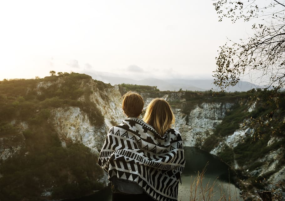 Mann, Frau, gegenüber, Berg, tagsüber, Abenteuer, Rucksack, Backpacker, Rucksackreisen, Decke, Camping, beiläufig, umarmen, genießen, Wald, dom, freunde, Freundschaft, Mädchen, Gras, Urlaub, Reise, froh, Dame, See, Landschaft, Freizeit, Natur, draußen, Pflanzen, Beziehung, romantisch, Lächeln, zusammen, Zusammengehörigkeit, Tourismus, Tourist, reisender, Baum, zwei, Einheit, warm, Wasser, Wochenende, zwei Menschen, Verbindung, Liebe, Paar - Beziehung, Rückansicht, positive Emotionen, Emotion, heterosexuelles Paar, Freizeitbeschäftigung, Erwachsene, Männer, Himmel, Lebensstile, echte Menschen, junge Frau, Blick auf Ansicht, Arm um, 5K