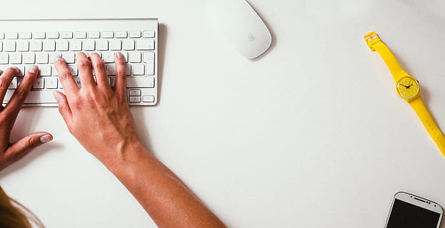 osoba, dojemný, jablko, bezdrátový, klávesnice, typ, počítač, výpočetní, Internet, laptop, práce, plocha počítače, zařízení, technologie, web, prsty, ruce, komunikovat, napsat, psaní, pracoviště, pracovní, blogování, blog, psaní na stroji, ks, domácí kancelář, lavice, mac, myš, telefon, žlutá, hodinky, kancelář, podnikání, mobilní, pohybliví, počítačová klávesnice, lidské ruky, ruka, počítačové vybavení, část lidského těla, uvnitř, dospělý, obsazení, stůl, přímo nad, sdělení, lidé, spojení, vysoký úhel pohledu, pomocí počítače, lidské paže, zaneprázdněný, prst, 2K