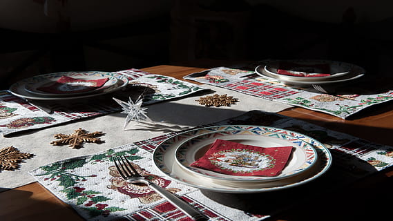 Teller, Abdeckung, Gabel, Tabelle, Weihnachten, schmücken, drinnen, Essen und Trinken, High Angle View, keine Leute, Feier, Lebensmittel, Stillleben, Urlaub, Tischdecke, Studioaufnahme, Geschirr, gesundes Essen, Frische, Blumenmuster, Muster, Textil-, Rahmen, Teetasse, 2K, CC0, gemeinfrei, lizenzfrei