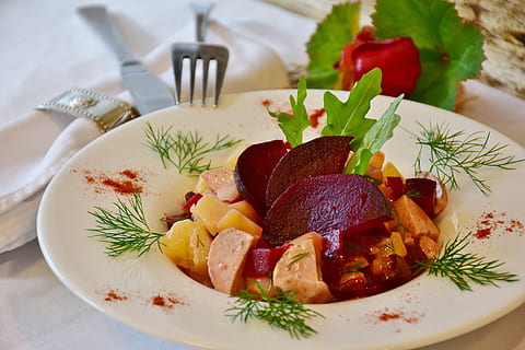 redondo, blanco, cerámico, tazón de sopa, ensalada de papas, papas, raíz de remolacha, ratas, chorizo, comer, comida, almuerzo, alimento básico, cocido, cocinar, Corte, sano, delicioso, pimienta, sal y pimienta, salado, sal, sazonado, preparación, cebollas, vitaminas, nutrición, cocina, alimentar, frisch, ensalada, partido, apetitoso, cortar, sabroso, disfrutar, preparar, comestible, foto de comida, fotografía de comida, comida y bebida, plato, mesa, listo para comer, vegetal, adentro, frescura, alimentación saludable, tenedor, Fruta, bienestar, utensilio de cocina, de cerca, utensilio para comer, adornar, tamaño de la porción, naturaleza muerta, hierba, nadie, estilo de comida, cena, vajilla, 5K, CC0, dominio público, libre de derechos