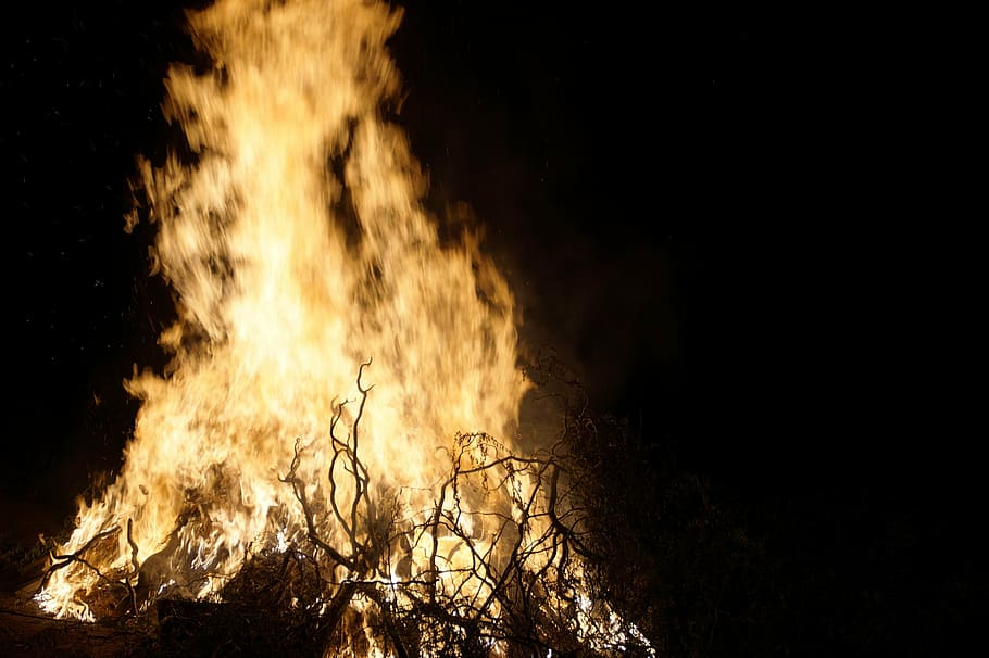 foc, cremant, foguera, element, frontera, cocció, bruixa, flames, foc - fenomen natural, calor - temperatura, flama, vermell, infern, nit, arbre, naturalesa, accidents i desastres, bosc, moviment, cap gent, material de fusta, fosc, brillant, comunicació, medi ambient, signe, senyal d'advertència, incendi forestal, a l'aire lliure, fons negre, 5K