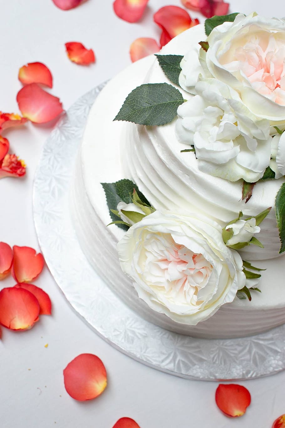 pastís de doble capa, doble, pastís en capes, casament, pastís, dolç, blanc, postres, celebració, glaçat, matrimoni, decoració, flor, gel, casat, núvia, menjar i beguda, cap gent, menjar, tir de l'estudi, a l'interior, alimentació saludable, frescor, planta, planta amb flors, flor de roses, bellesa a la natura, rosa, primer pla, pètal, Color blanc, vista d’angle alt, natura morta, naturalesa, placa, vulnerabilitat, cap de flor, temptació, 1080P