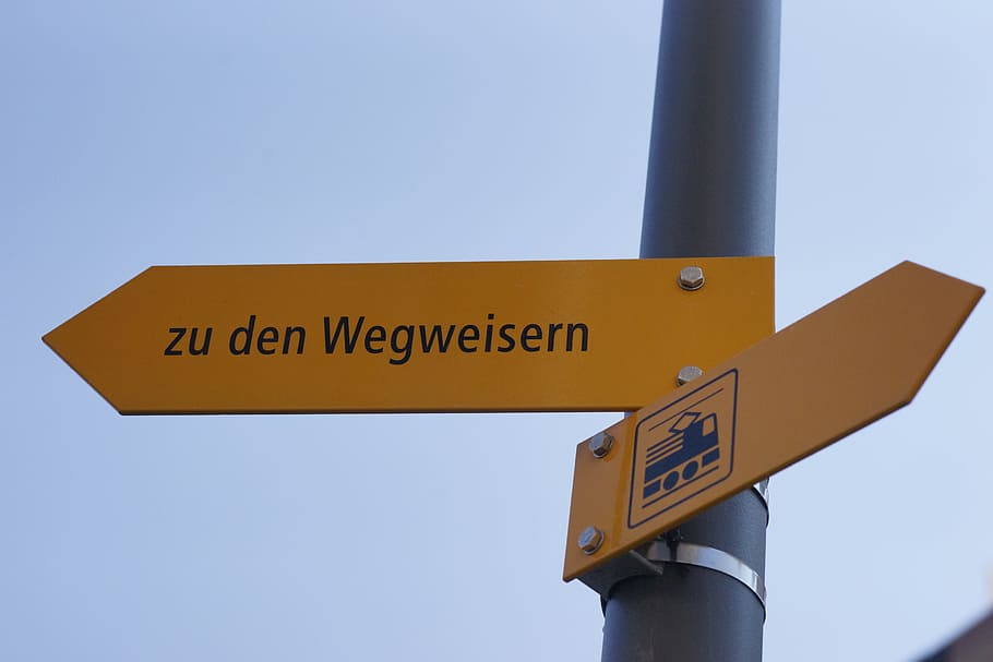 adresář, štít, směr, orientace, podepsat, sdělení, vedení, dopravní značka, text, nebe, směrová značka, západní skript, symbol šipky, nízký úhel pohledu, nikdo, silnice, symbol, žlutá, Příroda, přeprava, den, bezpečnost, informace, 5K