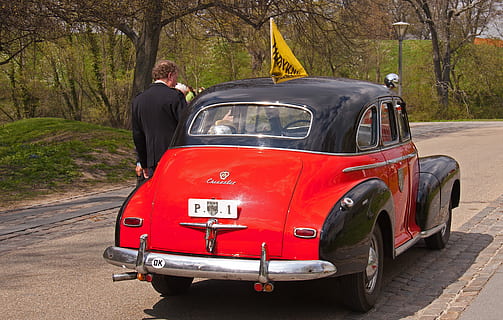 motor, bil, veteran, køretøj, fire, dansk, Danmark, kun en mand, kun mænd, transportmidler, kun voksne, voksen, transportform, motor køretøj, rød, træ, herrer, vej, rejse, mennesker, land køretøj, kørsel, fuld længde, livsstil, natur, bevægelse, frihed, tur, udendørs, 4K, CC0, offentligt domæne, royaltyfrie