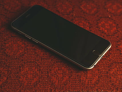 plads, grå, iphone 6, visning, sort, ios, iphone, itunes, internet, grænseflade, teknologi, illustrativ, Information, medier, mobil, telefon, rød, butik, Passbook, online, organisator, tablet, icloud, iBooks, Skærm, smartphone, apparat, baggrund, app, æble, elektronisk, redaktionelle, røre ved, gadget, fingeraftryk, hvid, blå, ikon, meddelelse, farverig, mac, mobiltelefon, smart telefon, trådløs teknologi, udstyr, touch screen, bærbar informationsenhed, forbindelse, ingen mennesker, stilleben, tæt på, høj vinkel visning, bord, enhed skærmen, indendørs, telekommunikationsudstyr, bærbarhed, enkelt objekt, læder, personlige tilbehør, 4K, CC0, offentligt domæne, royaltyfrie