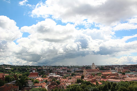 litvanya, vilnius, Vilna, mavi, gökyüzü, bulutlar, bulut, mimari, bulut - gökyüzü, yapılı yapı, dış yapı, bina, yerleşim bölgesi, Kent, doğa, ev, çatı, gün, kasaba, ağaç, insansız, açık havada, bitki, topluluk, Cityscape, şehir manzarası, yer, 5K, CC0, kamu malı, telif ücretsiz