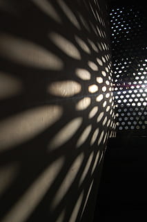 naturale, ombra nera, ombra, luce, struttura, modello, nessuno, in casa, illuminato, luce del sole, architettura, struttura costruita, caratteristica della parete, luce - fenomeno naturale, finestra, metallo, natura, design, sfondi, attrezzatura per l'illuminazione, astratto, forma, buio, soffitto, 2K, CC0, dominio pubblico, privo di copyright