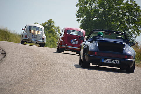 oldtimer, vw beetle, clàssic, vw, porsche 964, fiat 600, transport, carretera, mode de transport, vehicle terrestre, dia, a l'aire lliure, manera de transport, automòbil, cotxe, text, guió occidental, naturalesa, comunicació, arbre, ciutat, moviment, viatjar, transport públic, en moviment, carrer, cap gent, 4K, CC0, domini públic, lliure de regalies