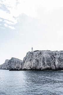 fotografia in scala di grigi, faro, scogliera, bianca, corpo, acqua, cieli, sfondo, sfondi per iPhone, sfondo dello schermo di blocco, blu, cielo, mare, lungomare, natura, scenics - natura, roccia, nessuno, giorno, la tranquillità, bellezza nella natura, scena tranquilla, roccia - oggetto, all'aperto, architettura, Torre, guida, protezione, formazione, 1080P, CC0, dominio pubblico, privo di copyright