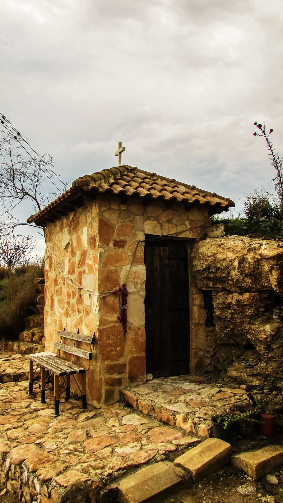 Xipre, ormidhia, cova, capella, estructura construïda, arquitectura, núvol - cel, cel, exterior de l'edifici, dia, naturalesa, cap gent, edifici, arbre, planta, casa, vell, abandonat, a l'aire lliure, material de fusta, entrada, paret, història, refugi, paret de pedra, 4K