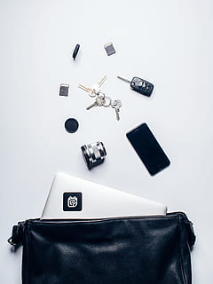 pis, laïc, fotografia, dispositius, claus, blanc, superfície, cuir, bossa, portàtil, ordinador, tecnologia, iphone, mòbil, lent, targeta SD, objectes, a l'interior, fons blanc, tir de l'estudi, cap gent, natura morta, vista d’angle alt, Color blanc, tallar, grup d'objectes, roba, comunicació, còpia espai, cultura i entreteniment artístic, gran grup d'objectes, absència, taula, color negre, 4K, CC0, domini públic, lliure de regalies