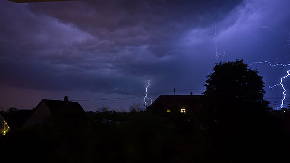 grå, himmel, torden, lyn, nat, blitz, mørk, plads, stjerner, skyer, regn, blå, by, bygninger, lys, mørke, glødende, tordenvejr, storm, storm sky, magt i naturen, dramatisk himmel, sky - himmel, forked lightning, fare, arkitektur, strøm, skønhed i naturen, bygning udvendig, træ, silhuet, bygget struktur, natur, advarselsskilt, ingen mennesker, elektricitet, udendørs, lilla, ildevarslende, 5K, CC0, offentligt domæne, royaltyfrie