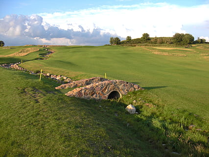 Stein, Wand, Wald, Golf, Kurs, Gras, Rasen, Loch, Natur, draußen, Sport, Wettbewerb, Sommer-, Frühling, Grün, Landschaft, wunderschönen, Himmel, Wolken, duffer, Bäume, Pflanze, Land, Umgebung, grüne Farbe, Feld, wolke - himmel, ruhige Szene, Szenen - Natur, Tag, Ruhe, Schönheit in der Natur, die Architektur, keine Leute, Landwirtschaft, ländliche Szene, 2K, CC0, gemeinfrei, lizenzfrei