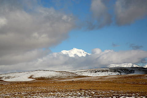 volcán, cielo, nubes, tundra, otoño, nieve, parte superior, montañas, naturaleza, paisaje, temperatura fría, invierno, nube - cielo, montaña, paisajes - naturaleza, belleza en la naturaleza, Montaña cubierta de nieve, ambiente, escena tranquila, tranquilidad, escena no urbana, día, cordillera, nadie, destinos de viaje, al aire libre, 2K, CC0, dominio público, libre de derechos