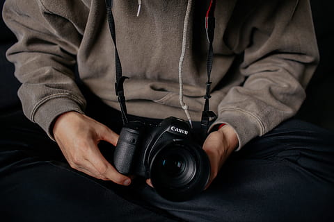 Person, halten, schwarz, canon dslr, Canon DSLR-Kamera, Kanon, DSLR-Kamera, Kamera - Fotoausrüstung, Fotograf, Hobbys, Fotografie-Themen, Fotografieren, Männer, Menschen, eine Person, Ausrüstung, kaukasischer Abstammung, Technologie, Digitalkamera, Fotoausrüstung, Objektiv - optisches Instrument, Spiegelreflexkamera, Erwachsene, Nur ein Mann, schwarze Farbe, Mittelteil, Vorderansicht, Legere Kleidung, echte Menschen, drinnen, Hand, Kamera, Besetzung, Aktivität, menschliche Hand, modern, 5K, CC0, gemeinfrei, lizenzfrei