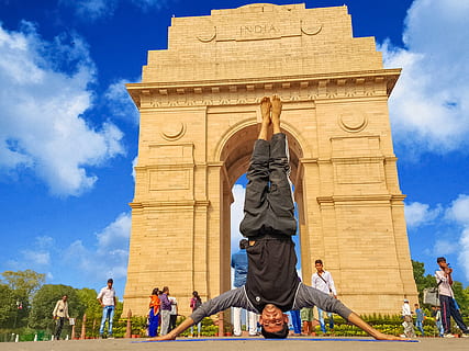 yoga, indien, himmel, skyer, asana, yoga udgør, arkitektur, balance, hovedstand, person, mennesker, monumenter, fitness, udendørs, sundhed, fleksibel, passe, legeme, mand, dyrke motion, styrke, positur, voksen, fleksibilitet, uddannelse, meditation, lempelse, wellness, livsstil, træning, aktiv, aktivitet, ung, han-, rejse, sommer, handling, skulptur, historie, fortiden, sky - himmel, bygget struktur, gruppe af mennesker, statue, menneskelig repræsentation, repræsentation, Kunst og håndværk, herrer, lav vinkel visning, natur, rejsemål, bygning udvendig, dag, mandlig lighed, 5K, CC0, offentligt domæne, royaltyfrie