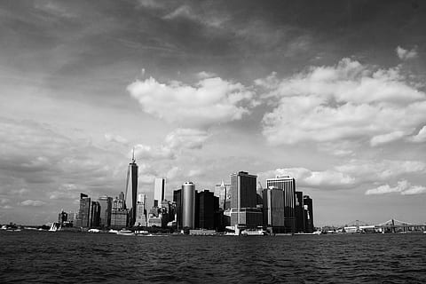 Manhattan, sylwetka na tle nieba, chmury, budynek, panorama, rybie oko, biznes, Krzywe, sztuka, dekoracyjny, Miasto, nabrzeże, Wybrzeże, projekt, abstrakcyjny, na zewnątrz budynku, architektura, woda, niebo, zbudowana struktura, budynek biurowy na zewnątrz, wieżowiec, chmura - niebo, krajobraz, miejska linia horyzontu, pejzaż miejski, nowoczesny, morze, cele podróży, Natura, wysoki - wysoki, żadnych ludzi, na dworze, dzielnica finansowa, 5K, CC0, domena publiczna, darmowe zdjęcia