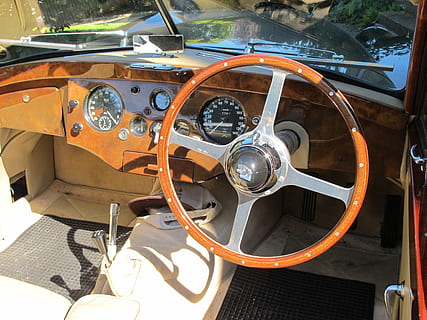 viejo tiempo, manejo del lado derecho, Inglaterra, modo de transporte, transporte, volante, coche, vehículo terrestre, Vehículo de motor, panel de control, día, tablero, luz del sol, nadie, estilo retro, auto antiguo, controlar, interior del vehículo, viaje, al aire libre, vista de alto ángulo, velocímetro, lujo, rueda, 2K, CC0, dominio público, libre de derechos