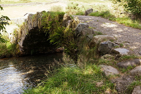 gris, concret, pont, cos, aigua, antic, arc, arquitectura, rierol, construcció, verd, històric, naturalesa, vell, riu, rural, pedra, corrent, planta, sòlid, dia, cap gent, rock, creixement, tranquil·litat, rock - object, arbre, història, herba, a l'aire lliure, bellesa a la natura, vista d’angle alt, el passat, que flueix, rierol: aigua que flueix, aigua que flueix, 1080P, CC0, domini públic, lliure de regalies