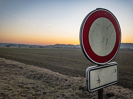 západ slunce, slunce, zimní, krajina, nebe, strom, mraky, abendstimmung, večerní obloze, moře, letní, dopravní značka, znaky, Příroda, podepsat, životní prostředí, sdělení, nikdo, pole, přistát, silnice, scenics - příroda, geometrický tvar, kruh, vedení, tvar, přeprava, venku, krása v přírodě, 4K, CC0, veřejná doména, bez autorských práv