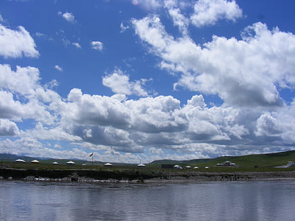 sø, himmel, skyer, tibet, vand, natur, landskab, sky - himmel, skønhed i naturen, ro, dag, scenics - natur, rolig scene, havnefronten, ingen mennesker, flod, ikke-urbane scene, miljø, udendørs, arkitektur, bygget struktur, udsigt til land, 2K, CC0, offentligt domæne, royaltyfrie