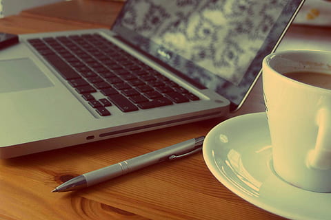 grå, vri penn, macbook, pro, laptop, datamaskin, kontor, skrivebord, penn, espresso, kaffe, virksomhet, kreativ, teknologi, bord, drikke, kommunikasjon, trådløs teknologi, ingen folk, stilleben, innendørs, mat og Drikke, kopp, forbindelse, krus, kaffe kopp, kaffe - drikke, nærbilde, papir, glass, 2K, CC0, offentlig domene, opphavsrett gratis