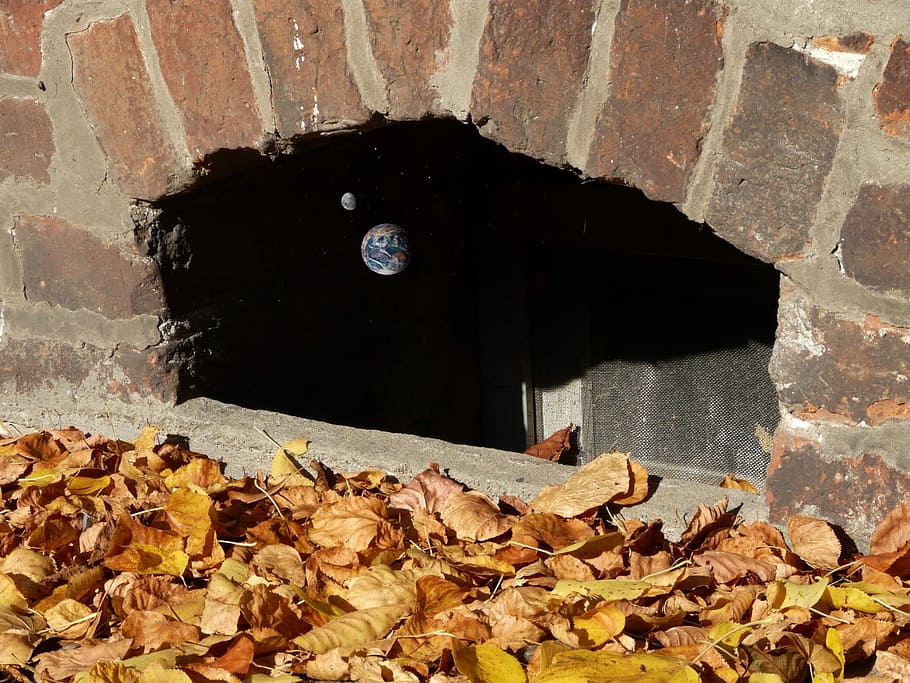 seminterrato, vecchio, opere murarie, vecchia muratura, storicamente, costruzione, architettura, casa, vecchio edificio, facciata della casa, fotomontaggio, arte, autunno, le foglie, fogliame autunnale, finestra, terra, Luna, distruzione, danneggiato, abbandonato, nessuno, struttura costruita, giorno, foglia, natura, caratteristica della parete, parte vegetale, esterno dell'edificio, parete, modificare, luce del sole, all'aperto, mattone, buco, muro di mattoni, 2K