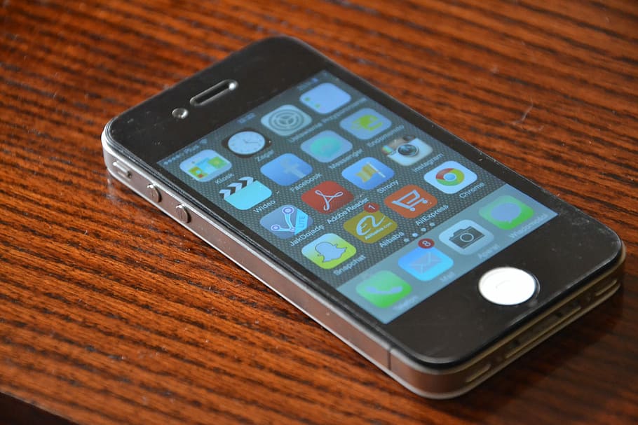 iphone 4, telèfon, cel·la, iphone, negre, mòbil, smartphone, electrònica, anomenada, equipament electrònic, tecnologia, teclat, a l'interior, dispositiu d’informació portàtil, comunicació, control remot, tecnologia sense fils, taula, material de fusta, cap gent, connexió, vista d’angle alt, telèfon mòbil, primer pla, negocis, telèfon intel·ligent, Finances, sol objecte, calculadora, nombre, aplicació per a mòbils, pantalla, gra de fusta, polsador, icona d’ordinador, 2K