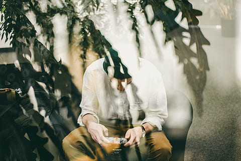 om, ședință, scaun, oameni, aparat foto, obiectiv, fotografie, fotograf, expunere dublă, frunze, copaci, plantă, sta, doi oameni, adult, doar adulți, performanţă, permanent, bărbați, defocalizat, în interior, zi, mișcare încețoșată, o persoana, mişcare, tânăr adult, femei, natură, în aer liber, Afaceri, trei sferturi de lungime, de la talie in sus, selectiv, Barbat tanar, portret, 5K, CC0, domeniu public, fără drepturi de autor