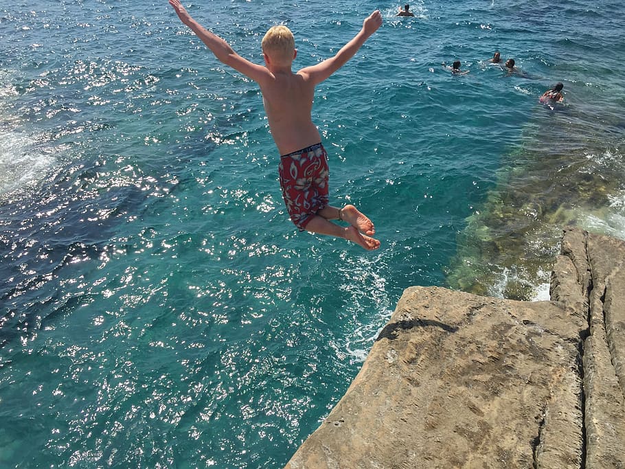 saltar, noi, penya-segat, durant el dia, mar, Grècia, Costa, rock, aigua, alt, dom, volar, ros, coratge, blau, homes, estiu, a l'aire lliure, gent, platja, activitat d'oci, persones reals, estils de vida, naturalesa, longitud completa, a l'aire, diversió, dia, sense camisa, braç humà, braços estesos, nedar, membre, emoció, 2K