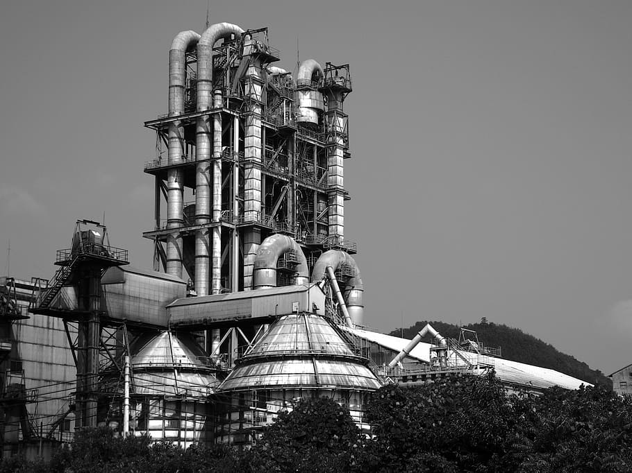 fotografia en escala de grisos, edifici, envoltat, arbres, fàbrica, canonada, Japó, vapor, màquina, motor, cultural, industrial, equipament, mecanisme, metall, indústria, maquinària, mecànic, enginyeria, fabricació, producció, blanc i negre, arquitectura, estructura construïda, cel, exterior de l'edifici, naturalesa, cap gent, vista d’angle baix, dia, cel clar, generació de combustible i energia, a l'aire lliure, història, el passat, viatjar, qüestions ambientals, desenvolupament, tecnologia, incomplet, equipament industrial, Pol · lució, 1080P