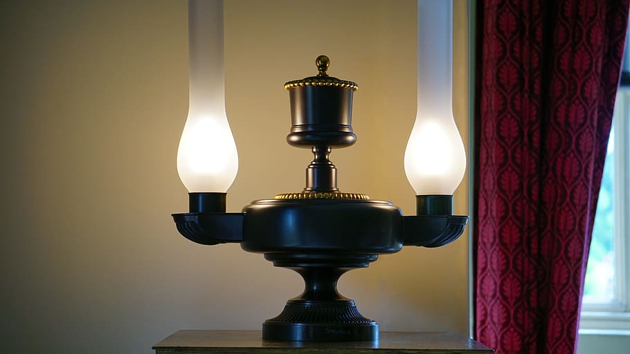 luce, bicchiere, Vintage ▾, tavolo, antico, luminosa, bruciato, classico, tenda, decorazione, elettricità, mobilia, splendore, casa, interno di casa, illuminato, in casa, interior design, lampada, lanterna, lampadine, retrò, camera, finestra, attrezzatura per l'illuminazione, lampadina, lampada elettrica, successo, trofeo, nessuno, avvicinamento, premio, realizzazione, energia efficiente, combustibile e produzione di energia, ardente, singolo oggetto, lampadina ad alta efficienza energetica, fuoco, metallo, 5K