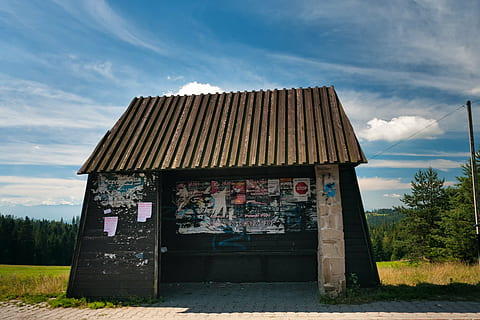 autobus, fermare, Polonia, Slesia, sole, estate, nuvole, cielo, nuvola - cielo, architettura, struttura costruita, natura, giorno, esterno dell'edificio, pianta, nessuno, all'aperto, albero, luce del sole, arte e artigianato, costruzione, creatività, graffiti, rappresentazione umana, Casa, abbandonato, somiglianza maschile, 2K, CC0, dominio pubblico, privo di copyright