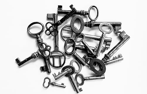 foto en escala de grises, pila, llaves maestras, llave, de cerca, abierto, llave de la puerta, seguridad, cerca de, metal, se bloquea a, espada, antiguo, secreto, castillo, misterioso, monocromo, colección, plata, cuantitativo, maquillaje, cerrar, llave vieja, foto de estudio, Fondo blanco, adentro, gran grupo de objetos, naturaleza muerta, separar, nadie, vista de alto ángulo, equipo, industria de construccion, forma, elección, directamente arriba, variación, grupo de objetos, hecho por el hombre, hierro - metal, 2K, CC0, dominio público, libre de derechos