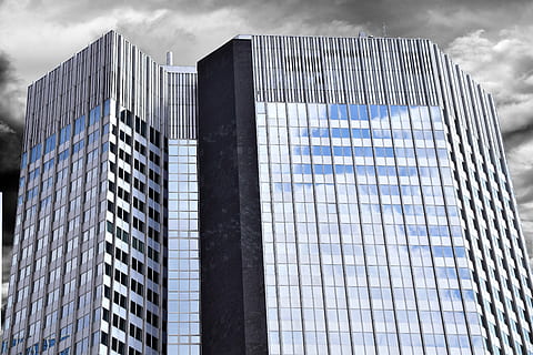 Zuhause, Wolkenkratzer, Gebäude, die Architektur, Fassade, modern, Stadt, Fenster, Glas, Frankfurt, Wolken, Wolkenreflexion, Spiegeln, bedrohlich, Stimmung, Bürogebäude, städtische Szene, Glas - Material, Gebäudehülle, gebaute Struktur, Reflexion, Geschäft, Turm, wolke - himmel, Bürogebäude außen, Himmel, Büro, Flachwinkelansicht, große Höhe, Tag, Natur, keine Leute, draußen, Finanzviertel, 5K, CC0, gemeinfrei, lizenzfrei