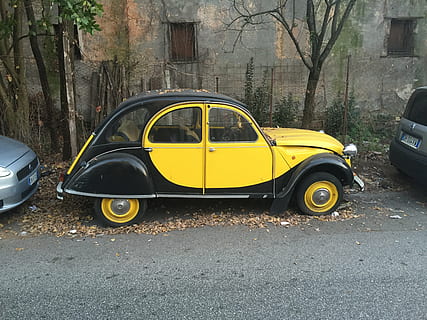 maskine, gul, nero, vej, parkering, transportform, bil, motor køretøj, transportmidler, land køretøj, træ, arkitektur, gade, bygget struktur, by, dag, bygning udvendig, stationær, ingen mennesker, retro stylet, plante, taxa, 2K, CC0, offentligt domæne, royaltyfrie