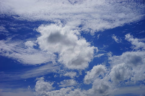 skyer, skyformationer, himmel, blå, hvid, cloudscape, atmosfære, klima, vejr, natur, luft, udendørs, baggrunde, dag, sky - himmel, sommer, fluffy, plads, cumulus sky, skønhed i naturen, scenics - natur, ro, lav vinkel visning, ingen mennesker, rolig scene, idyllisk, hvid farve, miljø, meteorologi, 5K, CC0, offentligt domæne, royaltyfrie