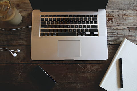 macbook, pro, Brun, bord, start op, notebooks, kreativ, computer, Selskab, bærbare computere, Skærm, Silicon Valley, moderne, hjemmekontor, kontor, forretning, plan, bærbar, teknologi, hovedtelefoner, notesblok, pen, iphone, mobil, celle, drikke, is kaffe, skrivebord, trådløs teknologi, forbindelse, bærbar informationsenhed, meddelelse, træ - materiale, indendørs, smart telefon, høj vinkel visning, direkte over, stilleben, computer tastatur, ingen mennesker, computerudstyr, tastatur, mobiltelefon, 5K, CC0, offentligt domæne, royaltyfrie