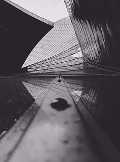 nærbillede fotografering, gardin væg bygning, Sydney Opera Hus, gråtoner, Foto, low-angle, bygning, arkitektur, struktur, afspejling, vindue, urban scene, moderne, bygget struktur, ingen mennesker, forsvindingspunkt, sort og hvid, udendørs, abstrakt, faldende perspektiv, dag, vand, selektiv fokusering, natur, tæt på, by, bygning udvendig, overflade niveau, sti, himmel, transportmidler, glas - materiale, metal, 4K, CC0, offentligt domæne, royaltyfrie