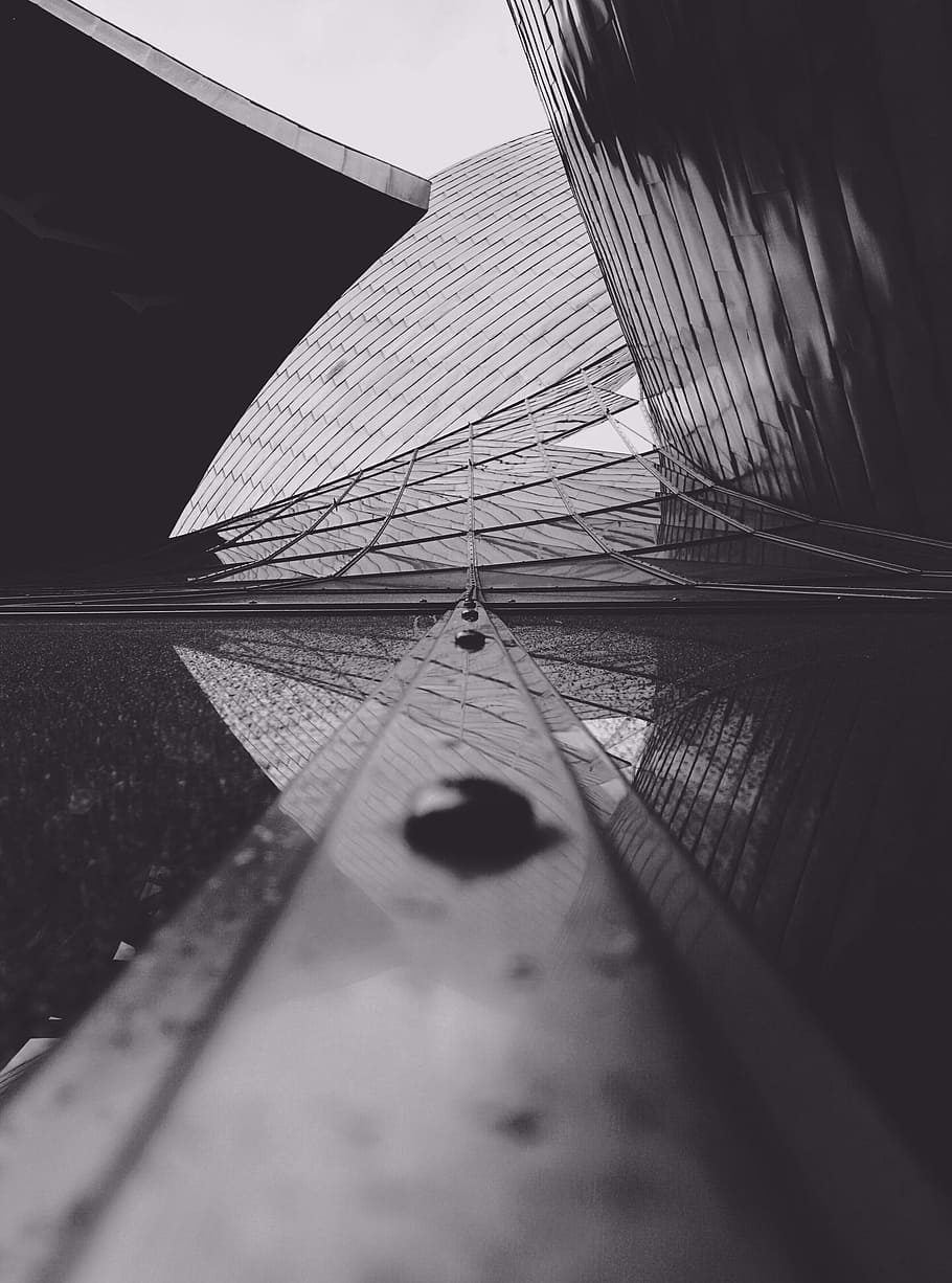 fotografia de primer pla, construcció de mur cortina, casa de l'Òpera de Sydney, escala de grisos, foto, angle baix, edifici, arquitectura, estructura, reflexió, finestra, escena urbana, modern, estructura construïda, cap gent, punt de fuga, blanc i negre, a l'aire lliure, resum, perspectiva decreixent, dia, aigua, enfocament selectiu, naturalesa, primer pla, ciutat, exterior de l'edifici, nivell superficial, sendera, cel, transport, vidre - material, metall, 4K
