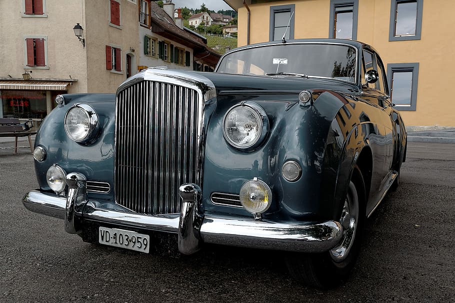 oldtimer, suïssa, lausana, automàtic, històricament, nostàlgia, cotxe, transport, mode de transport, estil retro, faro, cotxe d'època, manera de transport, vehicle terrestre, automòbil, estacionari, arquitectura, ciutat, carrer, exterior de l'edifici, vell, metall, dia, estructura construïda, cap gent, a l'aire lliure, vintage, crom, antiguitat, luxe, 2K