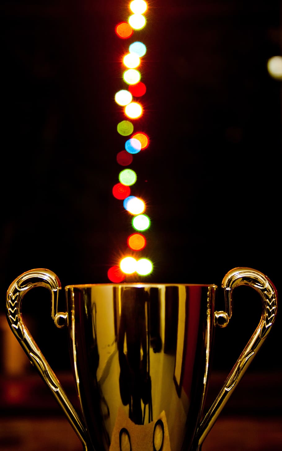 złota figura trofeum, efekt bokeh, nagroda, Puchar, światła, bokeh, trofeum, osiągnięcie, zwycięstwo, zwycięzca, powodzenie, zdobyć, zawody, mistrz, pierwszy, uroczystość, złoto, metal, metaliczny, złoty, ciepło - temperatura, drink, Boże Narodzenie, żadnych ludzi, wewnątrz, oświetlony, zbliżenie, jedzenie i picie, odświeżenie, wakacje, dekoracja, martwa natura, skupić się na pierwszym planie, studio strzał, noc, kubek, pojedynczy obiekt, czarne tło, 4K