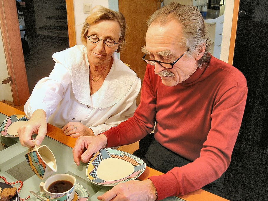 kvinde, sætte, mælk, mand, kaffe, drikke, kaffekop, kop, drage nytte af, drikkevarer, seniorer, Bedstefar, mormor, senior voksen, Kvinder, mennesker, pensionering, samvær, senior kvinder, senior mænd, mad og drikke, voksen, livsstil, herrer, to personer, hanner, mad, indendørs, afslappet tøj, sidder, bord, par - forhold, 2K