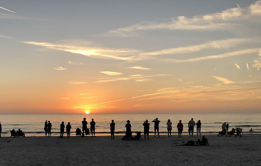 posta de sol, siesta, clau, fl, persona, presa, foto, paisatge de posta de sol, cap a, oceà, silueta, platja, mar, aigua, cel, terra, grup de persones, bellesa a la natura, horitzó sobre l’aigua, naturalesa, color taronja, núvol - cel, escenics - natura, horitzó, festa, estils de vida, a l'aire lliure, gran grup de persones, sol, 2K
