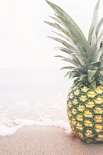 ananas op de wal, ananas, toetje, voorgerechten, fruit, sap, gewas, strand, oceaan, zee, zand, golven, eten en drinken, voedsel, gezond eten, versheid, drinken, geel, geen mensen, detailopname, tropisch fruit, welzijn, groene kleur, stilleven, natuur, focus op de voorgrond, binnenshuis, enkel object, blad, water, rijp, 5K, CC0, publiek domein, royaltyvrij