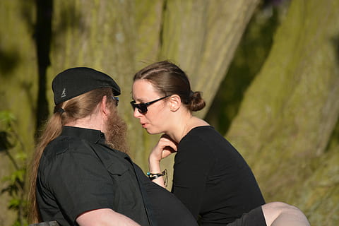 parell, Hamburg, Alster, discussió, primavera, parella heterosexual, dues persones, amor, unió, parella - relació, només adults, gots, adult, dones, ulleres de sol, adult jove, persones reals, estils de vida, dones joves, homes, vista lateral, moda, home jove, activitat d'oci, arbre, gent, emoció positiva, a l'aire lliure, pentinat, 5K, CC0, domini públic, lliure de regalies