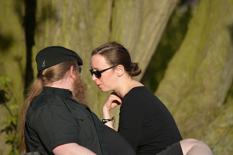 parell, Hamburg, Alster, discussió, primavera, parella heterosexual, dues persones, amor, unió, parella - relació, només adults, gots, adult, dones, ulleres de sol, adult jove, persones reals, estils de vida, dones joves, homes, vista lateral, moda, home jove, activitat d'oci, arbre, gent, emoció positiva, a l'aire lliure, pentinat, 5K