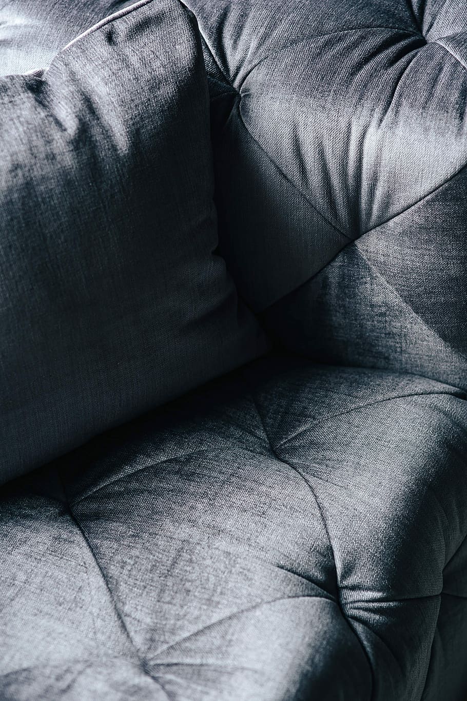 cuscini, grigio, divano, primi piani, letto, Materiale, cuscino, morbido, seduta, confortevole, mobilia, arredamento, in casa, stanza domestica, nessuno, eleganza, moderno, sfondi, soggiorno, tessile, solo un uomo, una persona, Solo uomini, rilassamento, avvicinamento, ripieni, interno di casa, stili di vita, vista dall'alto, parte del corpo umano, fotogramma intero, parte del corpo, gamba umana, jeans, accogliente, 4K
